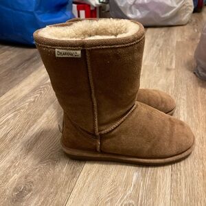 Bearpaw boots. They have definitely been worn but they are still in good🧸